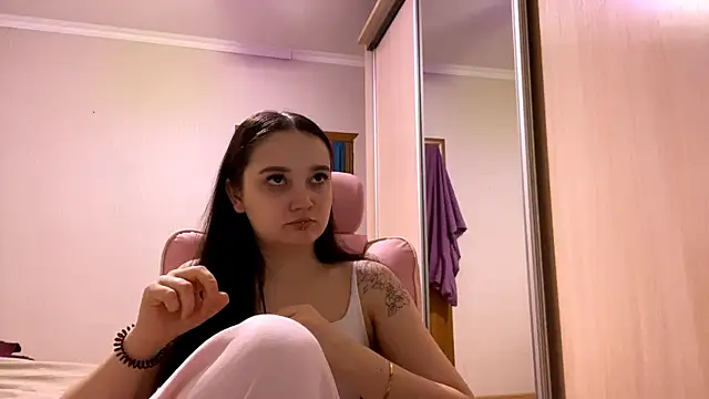 Snapshot of TrulaPhay chatting on March 2026 02:12:01 PM TrulaPhay online show from March 2026 02:12:01 PM