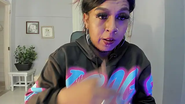 Nahomy Collins  online show from April 2026 08:06:01 PM