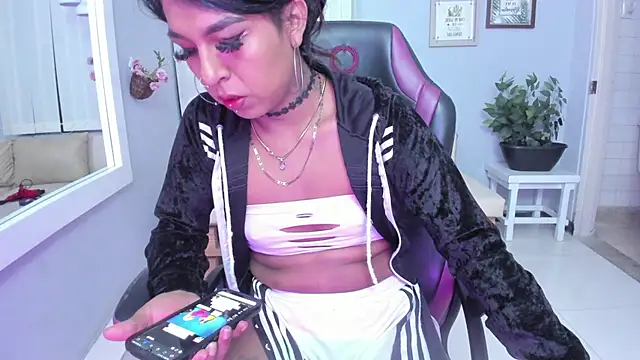 Snapshot of Nahomy_Collins_ chatting on May 2026 08:04:02 PM Nahomy Collins online show from May 2026 08:04:02 PM