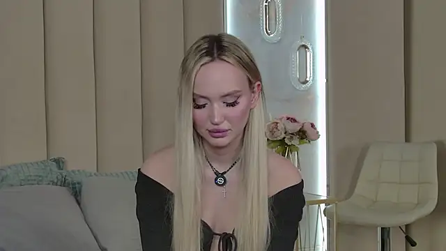 JuliaHotty  online show from April 2026 05:36:01 PM