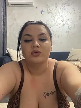 Snapshot of julietalovee chatting on April 2026 05:21:02 PM julietalovee online show from April 2026 05:21:02 PM