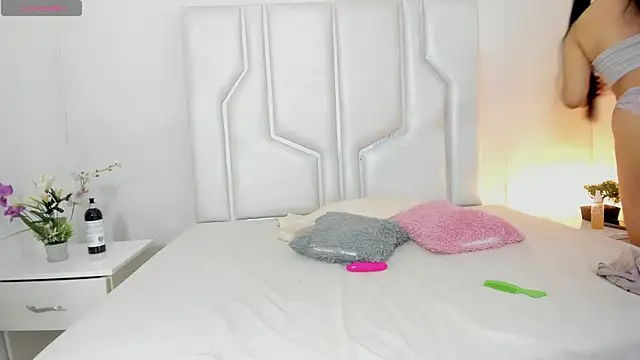 Miaatorres  online show from April 2026 12:08:02 PM