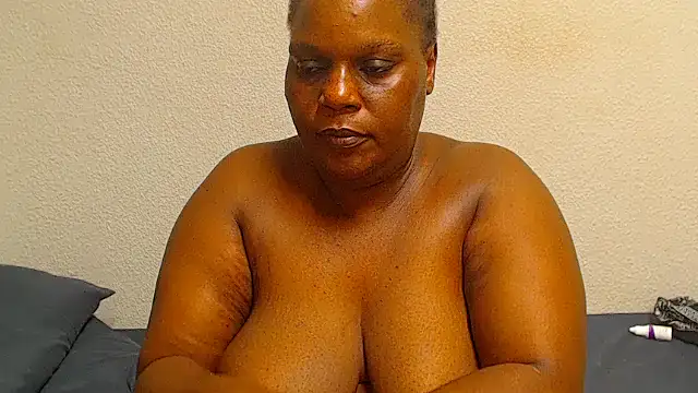 Snapshot of Busty42DDZA chatting on May 2026 04:17:02 AM Busty42DDZA online show from May 2026 04:17:02 AM