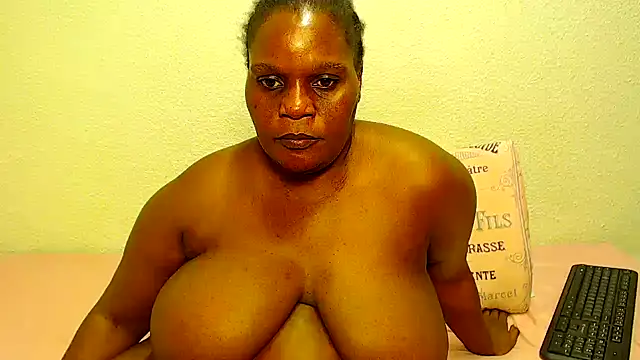 Snapshot of Busty42DDZA chatting on May 2026 04:12:02 PM Busty42DDZA online show from May 2026 04:12:02 PM