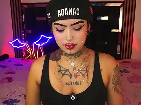 LauriInk1 online show from April 2026 09:39:33 PM