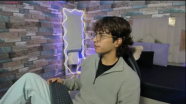 JUSTIN TAY1 online show from April 2026 11:37:01 AM