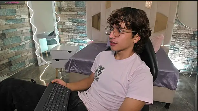 JUSTIN TAY1 online show from April 2026 11:37:02 AM