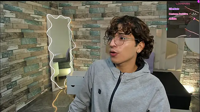 JUSTIN TAY1 online show from April 2026 11:42:01 AM