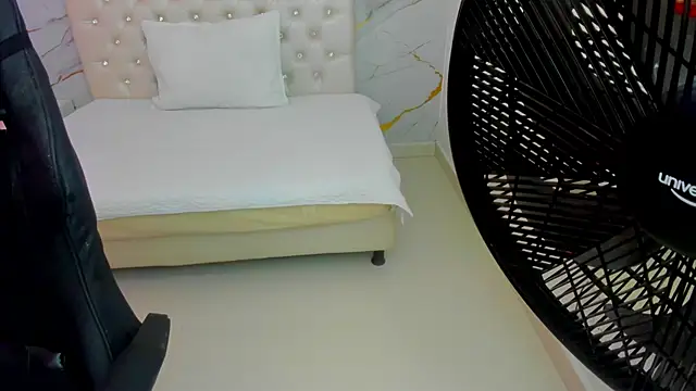 Sofia echeverri online show from April 2026 12:31:01 PM