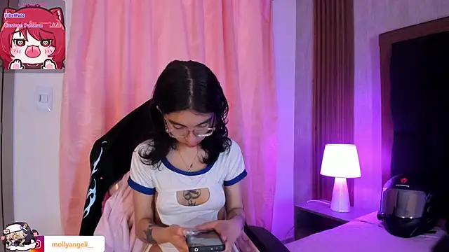 Molly A online show from April 2026 02:33:01 PM