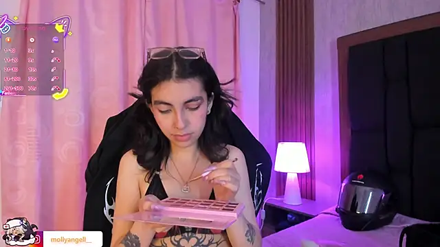 Molly A online show from April 2026 07:07:02 PM