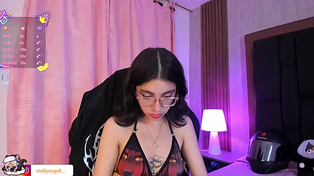 Molly A online show from April 2026 07:58:01 PM