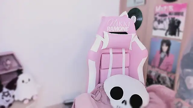 shes creepy online show from April 2026 10:13:01 AM