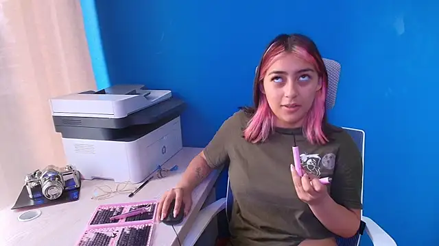 PinkyyPieee  online show from April 2026 03:01:01 PM