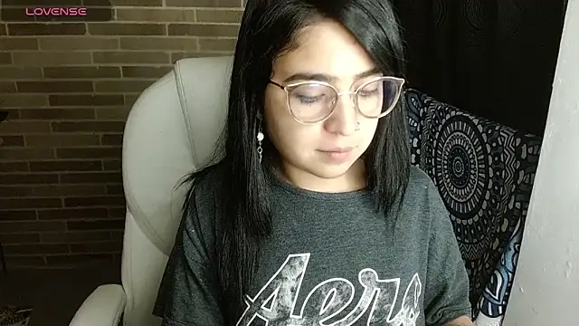 sweet-little online show from April 2026 01:16:02 AM