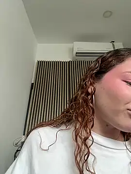Snapshot of AphroditeSweett chatting on May 2026 08:58:01 PM AphroditeSweett online show from May 2026 08:58:01 PM