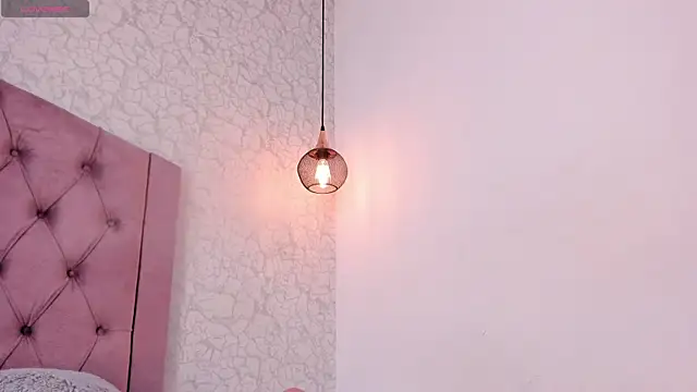 saraa joness  online show from April 2026 05:57:01 PM