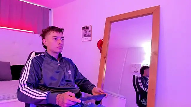 Thiago 2003  online show from April 2026 12:10:01 PM