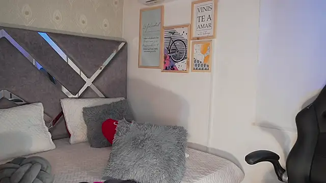 Naomi-Gray online show from April 2026 09:39:33 PM