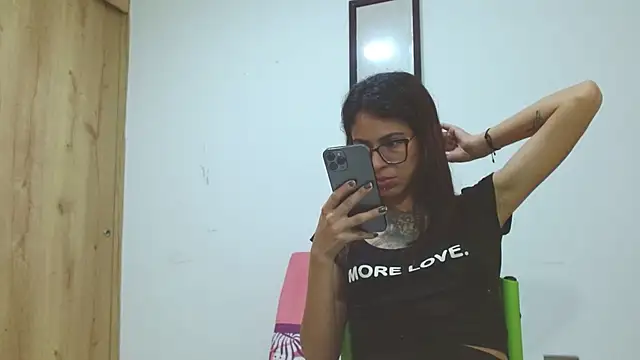 Snapshot of Emily_Lopera chatting on May 2026 02:30:01 AM Emily Lopera online show from May 2026 02:30:01 AM