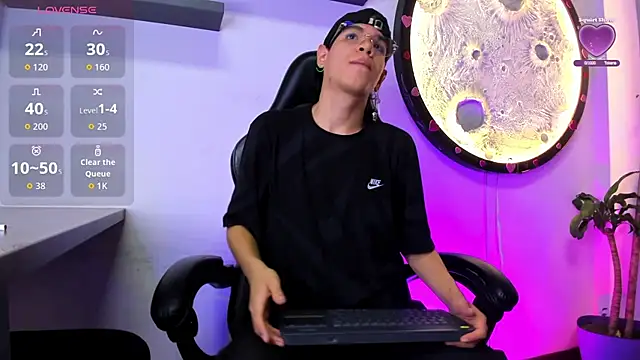 Bennet-Grayy online show from April 2026 04:01:01 AM