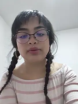 Snapshot of Mini_Rouse chatting on April 2026 03:51:02 PM Mini Rouse online show from April 2026 03:51:02 PM