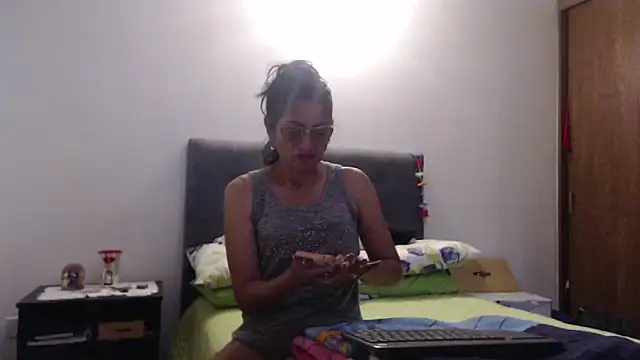 Taniafirelux online show from March 2026 10:49:01 PM