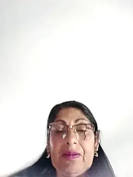 Taniafirelux online show from April 2026 11:03:01 PM