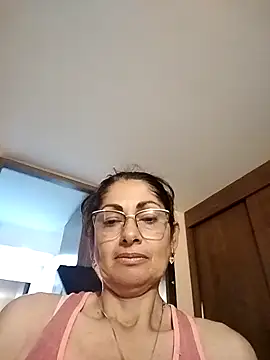 Taniafirelux online show from April 2026 10:45:02 PM