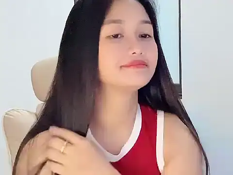 Snapshot of AmyLinee_1 chatting on May 2026 08:19:02 AM AmyLinee 1 online show from May 2026 08:19:02 AM