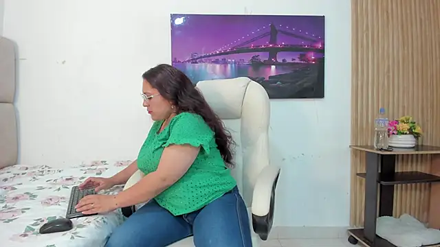 Reina Mia1 online show from April 2026 11:18:02 PM