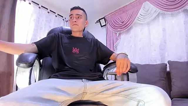 Ethann Boy online show from April 2026 07:15:01 PM