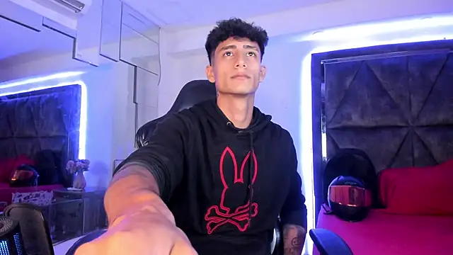 MaxiimoRomano  online show from April 2026 12:39:01 PM