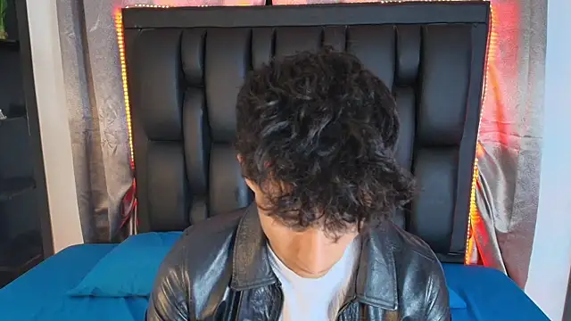 Snapshot of MaxiimoRomano_ chatting on June 2026 04:33:01 PM MaxiimoRomano online show from June 2026 04:33:01 PM