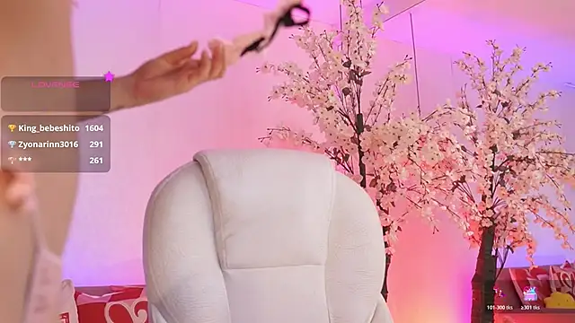 LucyWeisser online show from April 2026 07:15:02 PM