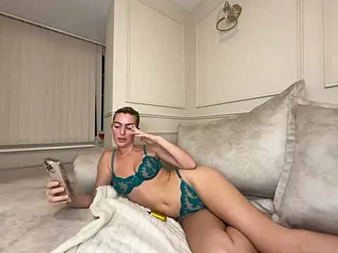 Lola RaeX online show from April 2026 08:20:02 PM