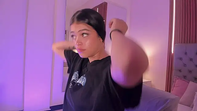 LiaSalvatore online show from April 2026 04:40:02 PM