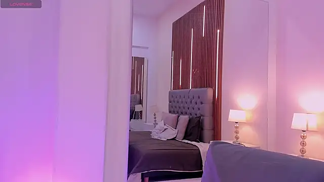 LiaSalvatore online show from April 2026 01:37:02 PM