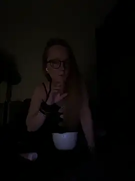 LizzieZ1975 online show from May 2026 11:57:02 PM
