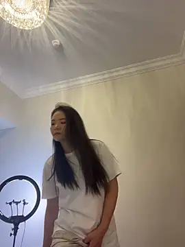 lucyxiaolulu online show from April 2026 10:43:02 PM