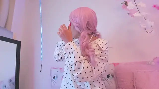 estrellaO O online show from April 2026 12:12:01 AM