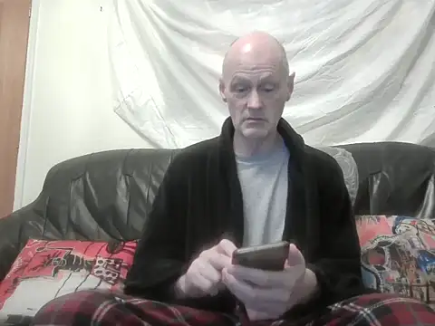 Snapshot of Useless_Wanker chatting on June 2026 01:18:01 AM Useless Wanker online show from June 2026 01:18:01 AM