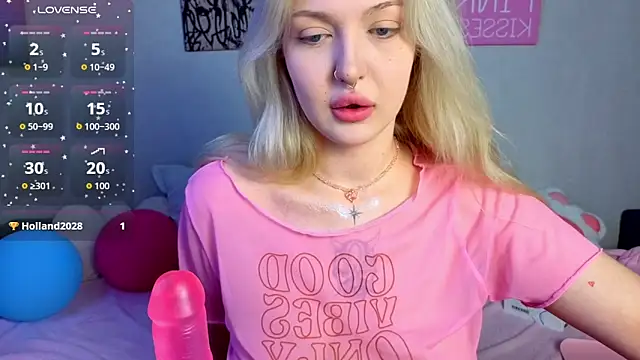 Snapshot of BlondieSummer chatting on June 2026 06:18:02 PM BlondieSummer online show from June 2026 06:18:02 PM