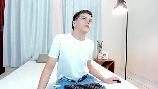 dennis hills online show from April 2026 07:29:01 PM