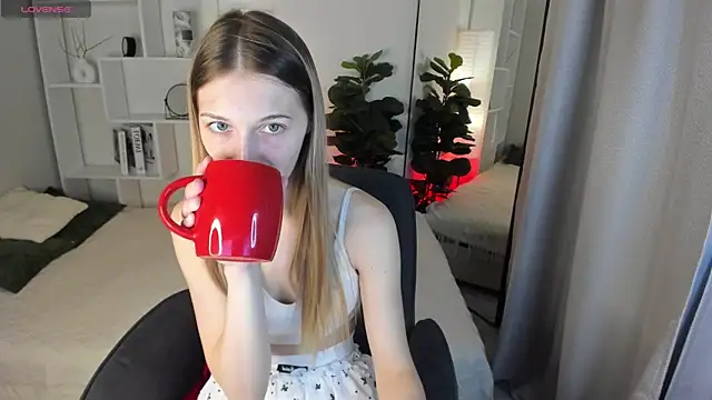 Snapshot of LauraPurr chatting on May 2026 06:08:01 AM LauraPurr online show from May 2026 06:08:01 AM