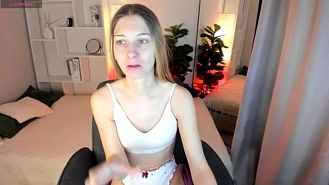 Snapshot of LauraPurr chatting on May 2026 06:09:02 AM LauraPurr online show from May 2026 06:09:02 AM