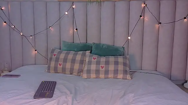 AhslyEvans   online show from April 2026 12:03:02 PM