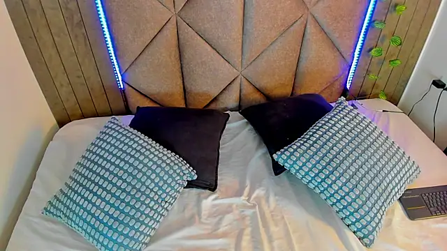 AhslyEvans   online show from April 2026 11:49:01 AM