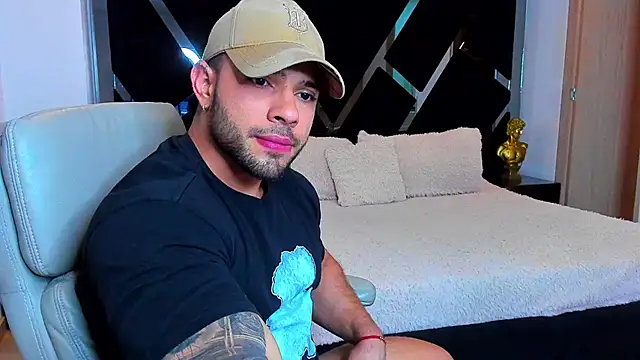 Raytorres online show from April 2026 08:18:01 PM