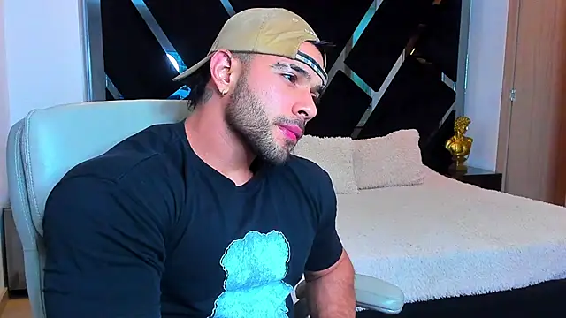 Raytorres online show from April 2026 10:43:01 PM